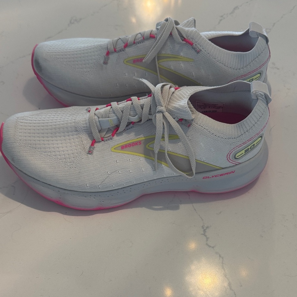 NWOT Brooks sneakers. Size 10